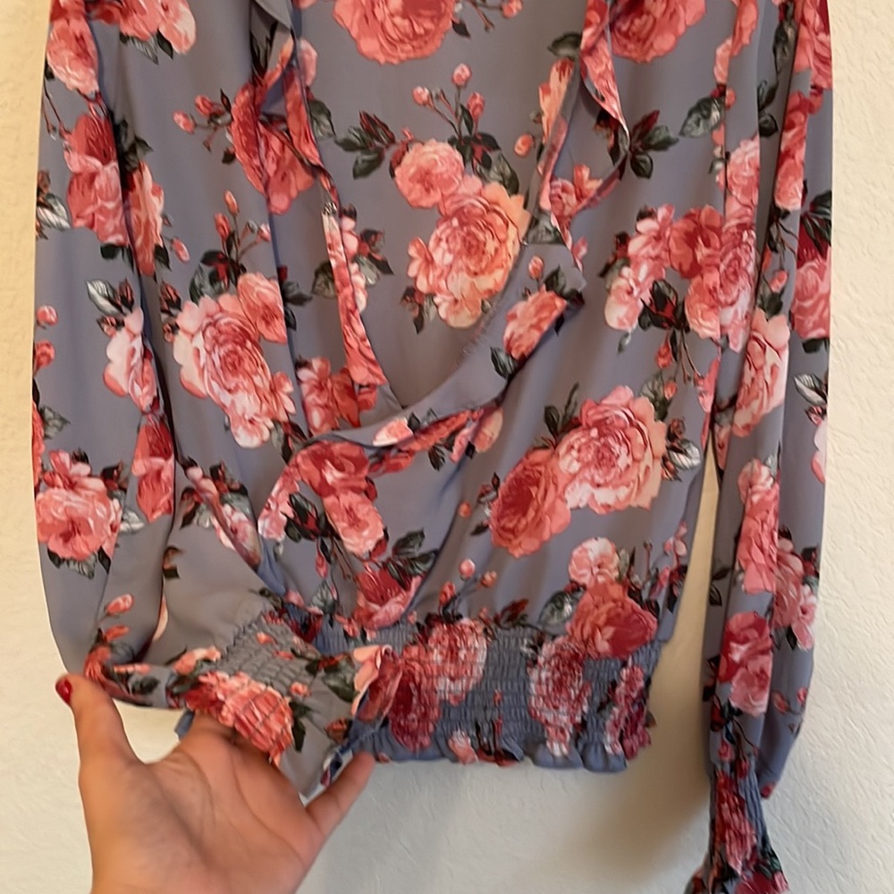 Cute women’s top with floral patterns - Picture 3 of 3